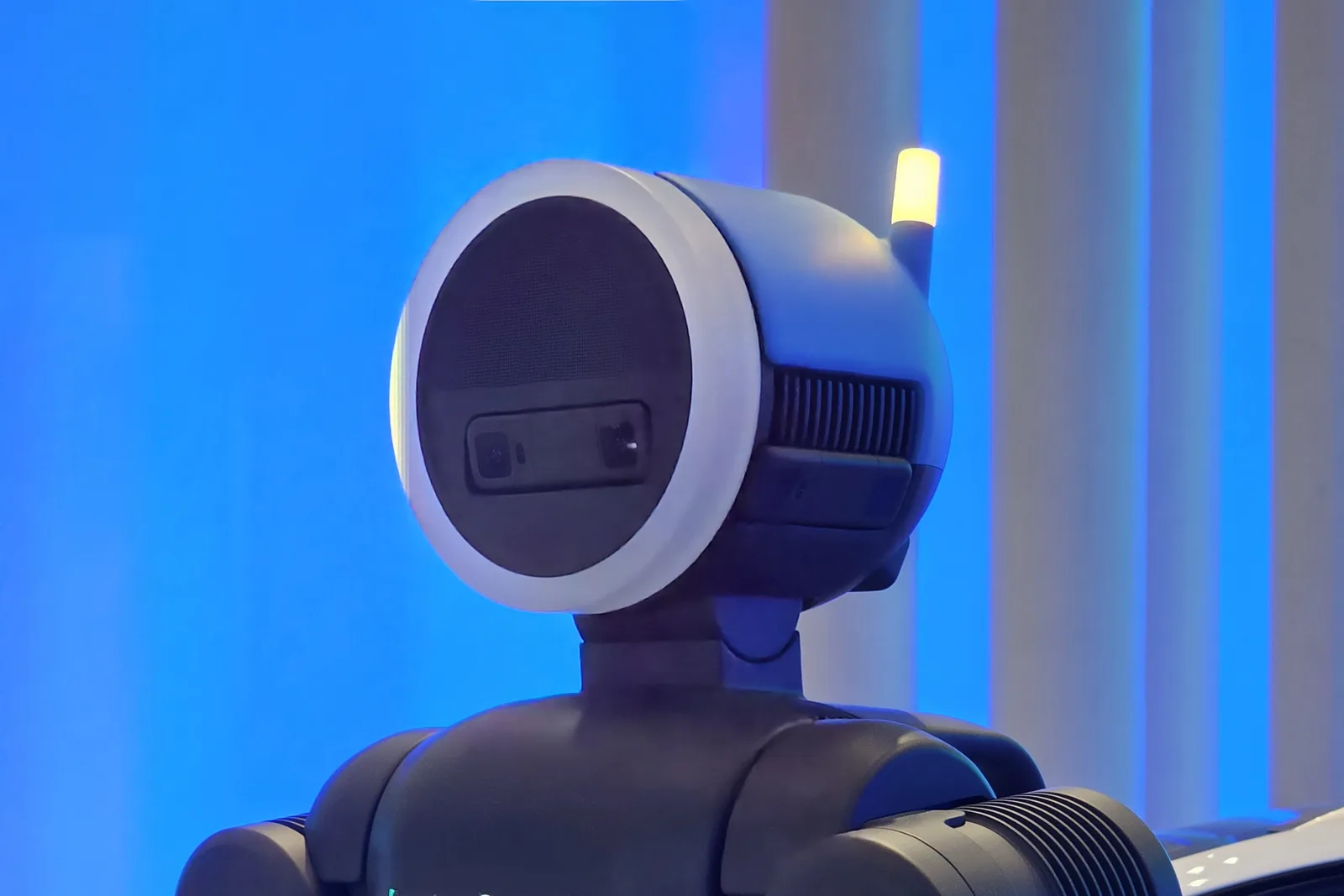 Boston Dynamics의 휴머노이드 로봇 Atlas 상반신 사진 (Gemini Robotics 2가 실제로 시연된 로봇 사진은 아니며, 휴머노이드 로봇의 예시로 사용)