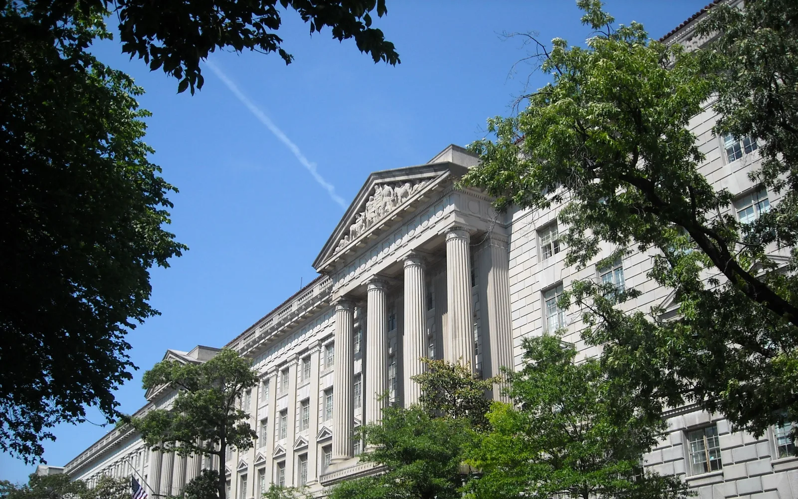워싱턴 D.C.에 위치한 미국 상무부(Department of Commerce) 건물 정면 사진